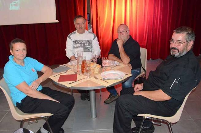 Des bénéficiaires ont pu profiter d&#039;un copieux dîner au VVF.|François Guillemet (à droite) est directeur du VVF de Tence et de Saint-Julien-Chapteuil.|La soirée sonnait aussi comme la fin de saison pour les employés du VVF.|||