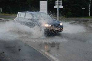 A Sainte-Sigolène, les fortes pluies ont entraîné quelques inondations temporaires de la route.||