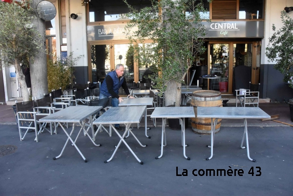 Mario Ciraolo, lundi matin, nettoient sa terrasse du Central Café sur la place Michelet||