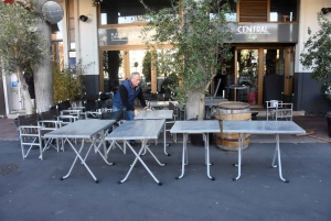 Mario Ciraolo, lundi matin, nettoient sa terrasse du Central Café sur la place Michelet