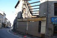 Tence : l&#039;immeuble détruit par le feu a dû être démoli (vidéo)