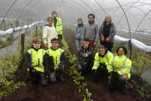 Le Mazet-Saint-Voy : des lycéens du dispositif ULIS suivent le travail de producteurs de fruits rouges