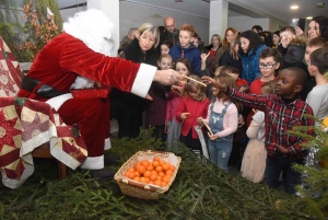 Mazet-Saint-Voy : dernière visite du Père Noël aux enfants avant sa tournée mondiale