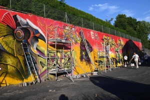 Yssingeaux : 19 graffeurs à l&#039;oeuvre sur un mur de 60 mètres de long
