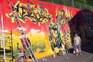 Yssingeaux : 19 graffeurs à l&#039;oeuvre sur un mur de 60 mètres de long