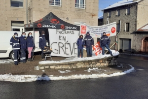Le piquet de grève est installé au rond-point à l&#039;entrée de Dunières, près du centre de distribution de La Poste||