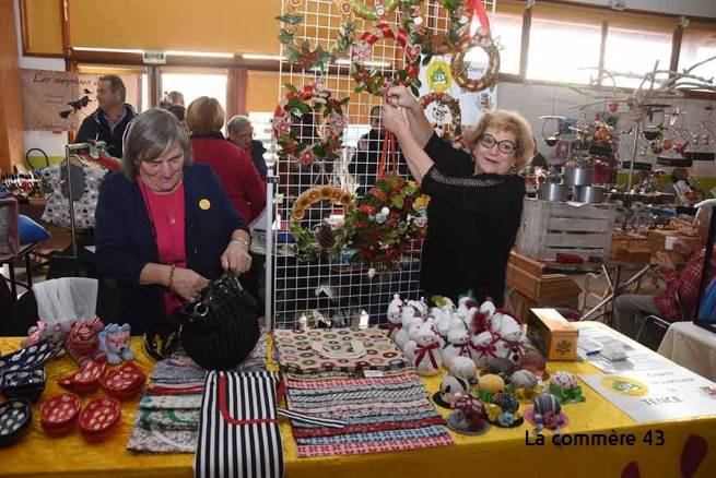 Les bénévoles étaient sur le marché de Noël de Saint-Jeures ce week-end.||