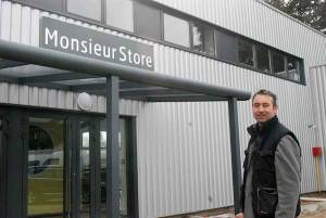 Olivier Ouillon devant le nouveau bâtiment de Monsieur Store.||