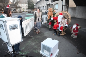 Le Chambon-sur-Lignon : séance photo instantanée avec le Père Noël à la sortie de l&#039;école