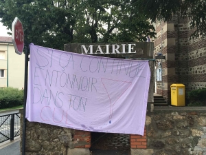 Pont-Salomon : des riverains accrochent une banderole contre la mairie, le maire porte plainte
