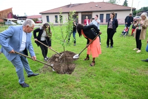 Bas-en-Basset : deux arbres fruitiers plantés pour symboliser les 31 naissances de 2022
