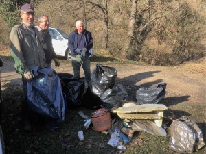 Monistrol-sur-Loire : les pêcheurs ramassent les détritus charriés par la crue de novembre