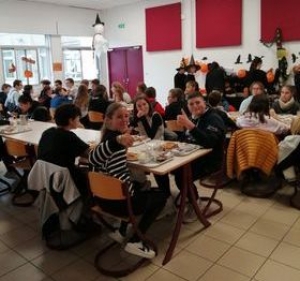 Le Chambon-sur-Lignon : petit-déjeuner et repas d&#039;Halloween au collège