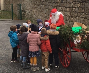 Le Père Noël fait étape dans les écoles de Montfaucon-en-Velay
