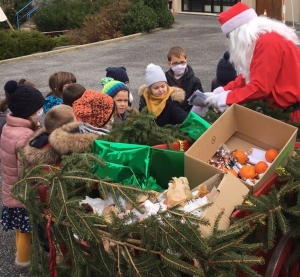 Le Père Noël fait étape dans les écoles de Montfaucon-en-Velay