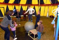 Beaux : les écoliers découvrent l&#039;équilibre et le jonglage avec le cirque Piccolino
