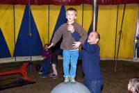 Beaux : les écoliers découvrent l&#039;équilibre et le jonglage avec le cirque Piccolino