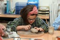 Le Chambon-sur-Lignon : des écoliers réalisent de la poterie avec Myriam Boncompain