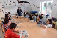Le Chambon-sur-Lignon : des écoliers réalisent de la poterie avec Myriam Boncompain