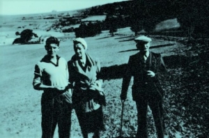 Jean Lebrat et ses parents en 1951 Crédit collection famille Lebrat