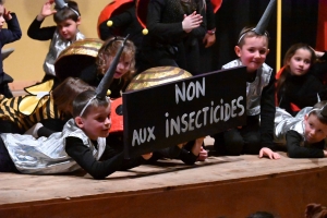 Saint-Jeures : un bourdonnant spectacle de Noël des écoliers autour de la nature
