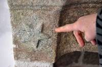 Cette étoile gravée sur une cheminée en pierre indique que la maison a appartenu à un franc-maçon qui était compagnon.