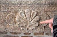 Une coquille de Saint-Jacques est gravée sur une cheminée en pierre