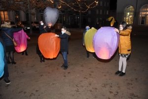 Des centaines de mini-montgolfières de Noël dans la nuit d&#039;Yssingeaux