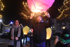 Des centaines de mini-montgolfières de Noël dans la nuit d&#039;Yssingeaux