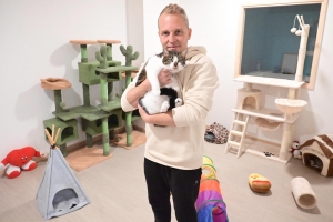 Polignac : il transforme un ancien corps de ferme en hôtel pour chats (vidéo)