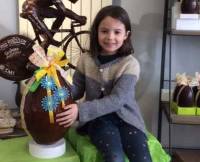 Tence : elle gagne un oeuf en chocolat de 1,8 kg à la Pâtisserie Chambouvet