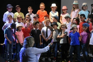 Les écoliers de Dunières, Riotord et Saint-Bonnet-le-Froid chantent la solidarité