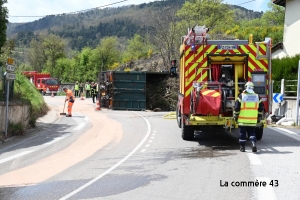 Un camion se renverse dans un virage : la route fermée à Lavoûte-sur-Loire