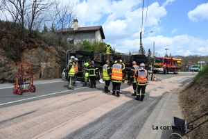 Un camion se renverse dans un virage : la route fermée à Lavoûte-sur-Loire