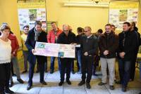 Un chèque de 1 200 euros remis par le Cyclo club aux Virades de l&#039;espoir