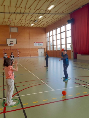 Initiation au handball pour les élèves de Saint-Joseph à Grazac