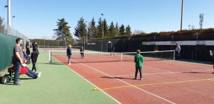 Saint-Ferréol-d&#039;Auroure : des joueurs de tennis en herbe sur un plateau orange