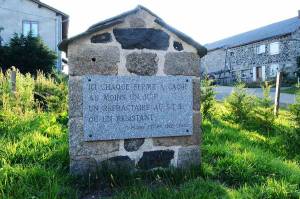 Au hameau de Villelonge Les Vastres, la stèle Pierre Piton.||