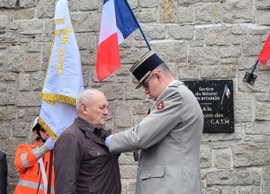 Remise de la croix de combattant à Félicien Bonnefoy par le lieutenant-colonel Patrick Monier