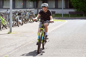 Le Puy-en-Velay : le lycée Simone-Weil envahi d&#039;élèves en vélo