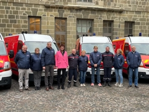 Six anciennes ambulances des pompiers de Loire et Haute-Loire envoyées en Afrique