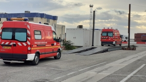 Les ambulances passent sur la bascule dès l’arrivée au port de Marseille avant de prendre le bateau pour le Togo