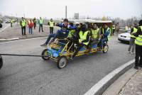 Gilets jaunes : les manifestants occupent les ronds-points et la RN88 à Monistol-sur-Loire
