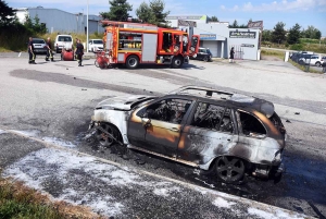 Pont-Salomon : il sort de la RN88 pour un problème mécanique, la voiture prend feu