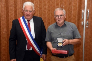 Guy Jolivet a remis la médaille de la Ville à Gilles David
