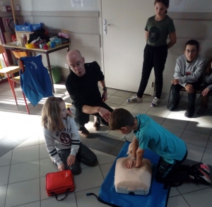 Saint-Just-Malmont : les enfants de la Communale formés à utiliser des défibrillateurs