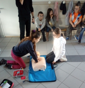 Saint-Just-Malmont : les enfants de la Communale formés à utiliser des défibrillateurs