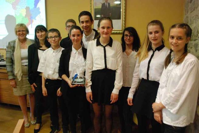 Les mini-entrepreneurs se sont montrés brillants lors de leur présentation au conseil municipal de Tence.|Les jeunes entrepreneurs ont remis un chèque de 127 euros à Rêves d&#039;ados.||