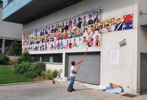 « L&#039;Autoportrait fait le mur » s&#039;affiche sur les façades du musée Crozatier au Puy-en-Velay