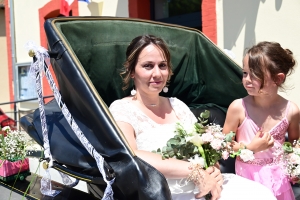 Malvalette : les mariés arrivent dans une calèche tirée par des chevaux de cinéma